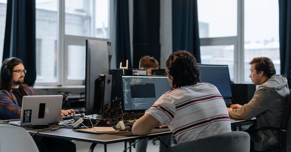 Equipo de desarrollo de software trabajando en una oficina